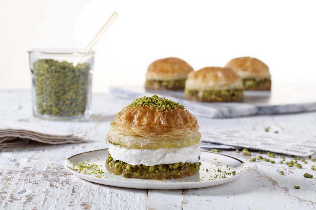 Karaköy Güllüoğlu'ndan 'Baklava Burger'